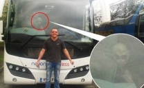 Uomo fotografa un Alieno a bordo di un autobus