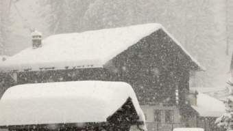 La Stampa 17 Gennaio 1985: Nord Italia Sommerso dalla neve, traffico in tilt, paralisi, 1 METRO DI NEVE A NOVARA,fabbriche chiuse, 120CM A TRENTO, MILANO SI E’ ARRESA