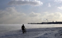 Gelo glaciale assedia gli USA: congelato il lago Michigan