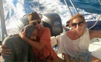 Siriano salvato dopo 13 ore in mare, abbraccio con la turista greca