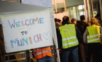 Migranti: Austria e Germania aprono all’ingresso, bus partono dall’Ungheria