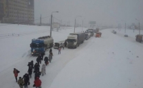 Tempesta di neve su Omsk. Mezzo metro a -13°C con vento ululante. Metropoli paralizzata per due giorni