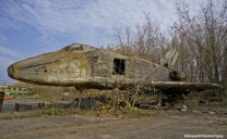 Un fotografo scopre un modello in legno abbandonato della nave spaziale russa Buran