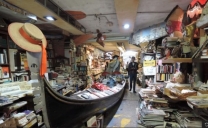 La libreria Acqua Alta di Venezia: un luogo incantato fra gondole e vasche da bagno