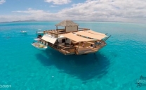 La pizzeria galleggiante nelle acque cristalline delle isole Fiji