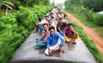 I pendolari del Bangladesh rischiano la vita ogni giorno sui tetti dei Treni