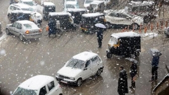 Kashmir isolato per le forti nevicate