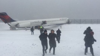 New York: Tragedia sfiorata all’aeroporto La Guardia. Aereo slitta sulla neve ed esce fuori pista