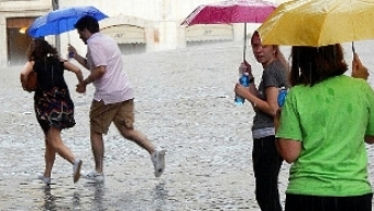 Maltempo, dopo il caldo arrivano le piogge. In Abruzzo muore donna travolta da torrente
