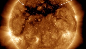 Un gigantesco ‘buco’ nell’atmosfera del Sole, scaglia uno sciame di particelle verso la Terra