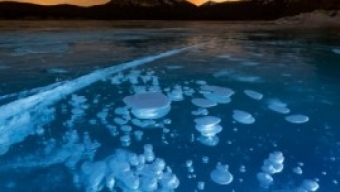 Il lago con le bolle di ghiaccio