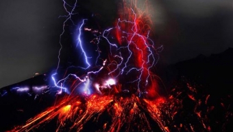 Bellissima eruzione del vulcano Sakurajima
