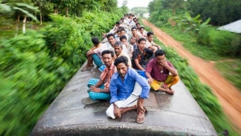 I pendolari del Bangladesh rischiano la vita ogni giorno sui tetti dei Treni