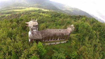 L’incredibile Chiesa abbandonata a forma di Gallina nascosta nelle foreste di Java