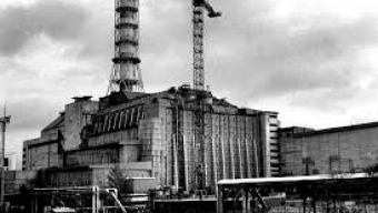 Chernobyl, 30 anni dopo: il disastro è diventato un’occasione. Migliaia lavorano ancora alla centrale: ‘Ti ammali? Colpa tua’
