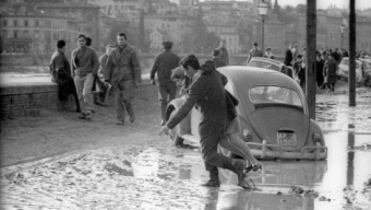 L’alluvione di Firenze 50 anni fa: la città “è un grande lago nelle tenebre”