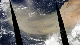 Un’enorme tempesta di sabbia sahariana è penetrata nell’Oceano Atlantico e che promette di attraversarlo fino a raggiungere diversi paesi e stati dall’altra parte dell’oceano.