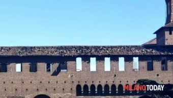 Vento,danni al castello Sforzesco di Milano