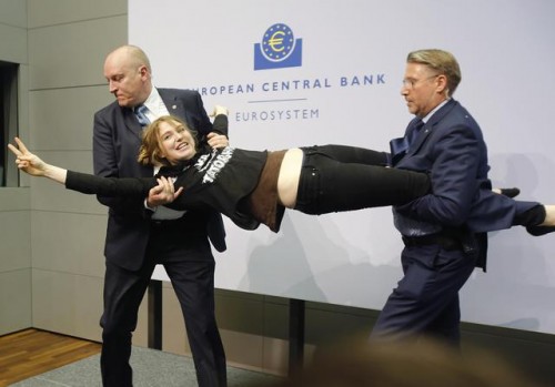 Esponente Blockupy contesta Draghi,si lancia sul palco