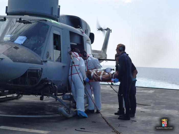 Un migrante ferito viene trasportato a Lampedusa con un elicottero di nave Grecale, impegnata nelle operazioni di soccorso ai migranti nel canale di Sicilia, 26 agosto 2015. +++ ANSA PROVIDES ACCESS TO THIS HANDOUT PHOTO TO BE USED SOLELY TO ILLUSTRATE NEWS REPORTING OR COMMENTARY ON THE FACTS OR EVENTS DEPICTED IN THIS IMAGE; NO ARCHIVING; NO LICENSING +++