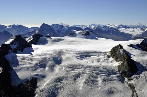 Fotografia da elicottero del 19 settembre 2012 in cui e' evidente l'intensa fusione che interessa il ghiacciaio di Indren (quote molto alte, nella foto tra 3400 e 4000 m), evidenziata dai numerosi affioramenti di roccia anche in centro al ghiacciaio. Non solo i ghiacciai, ma anche le nevi perenni delle Alpi sono in rapida ritirata per effetto dei cambiamenti climatici. In Valle d'Aosta, nell'ultima estate la 'linea della neve' si è innalzata di circa 100 metri di altitudine rispetto agli anni precedenti, raggiungendo i 3.300 metri. Solo trent'anni fa la coltre bianca caratterizzava in maniera permanente il paesaggio fino ai 2.700 metri. ANSA / Fondazione Montagna sicura di Courmayeur +++ NO SALES +++ EDITORIAL USE ONLY +++