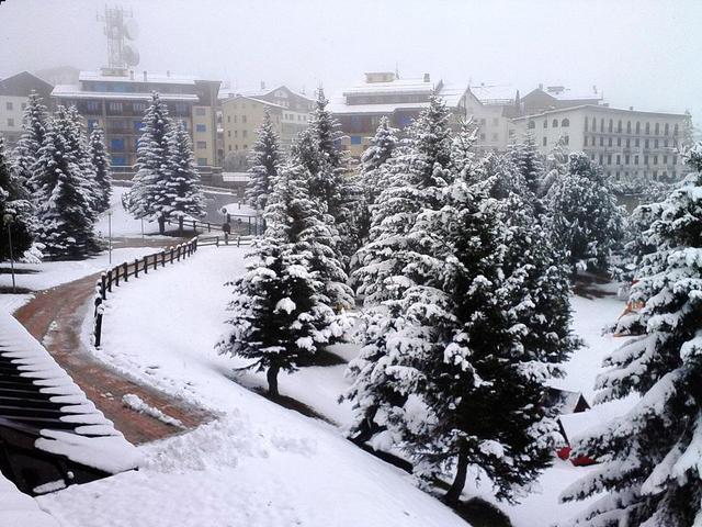 Dopo le prime avvisaglie nei giorni scorsi, Sestriere si è svegliata ricoperta da 10-15 centimetri di neve, 2 ottobre 2015. La coltre bianca ha ricoperto il paesaggio, strade comprese, regalando in anticipo una cornice tipicamente invernale. ANSA/ UFFICIO STAMPA COMUNE DI SESTRIERE +++ ANSA PROVIDES ACCESS TO THIS HANDOUT PHOTO TO BE USED SOLELY TO ILLUSTRATE NEWS REPORTING OR COMMENTARY ON THE FACTS OR EVENTS DEPICTED IN THIS IMAGE; NO ARCHIVING; NO LICENSING +++