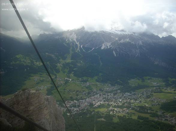 Il brusco abbassamento di temperatura anche in Veneto ha riportato la neve sulle cime più alte delle Dolomiti. Le creste di Tofana, Cristallo, Faloria e delle altre vette che guardano Cortina appaiono oggi imbiancate già a partire dai 2800 metri di quota e l'aria è decisamente fresca anche nella cittadina d'Ampezzo; stamane il termometro non superava i 10 gradi. Anche durante il giorno le temperature continuano a restare su valori tutt'altro che estivi, con piogge e temporali che stanno ostacolando le vacanze dei non molti turisti presenti nel capoluogo delle Dolomiti, 9 luglio 2014. ANSA/WEBCAM ++ NO SALES, EDITORIAL USE ONLY ++