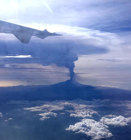 Un'immagine della fontana lavica sul cratere 'voragine' dell'Etna di questa mattina. L'attività, seguita ad un intensificarsi dell'attività esplosiva nel cratere, è cominciata intorno alle 10. Nessun problema per l'aeroporto di Catania, 4 novembre 2015. ANSA/ US/ Osservatorio etneo dell'Istituto Nazionale di Geofisica e  vulcanologia. +++EDITORIAL USE ONLY - NO SALES+++