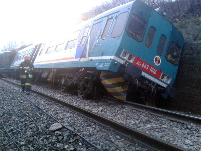 Una frana sui binari della linea ferroviaria Biella?Novara, causata dalle forti piogge delle ultime ore, ha fatto deragliare il treno regionale 4835 che da Biella viaggiava verso Novara, 28 febbraio 2016. Illesi i 13 passeggeri. L'incidente, tra Cossato e Rovasenda, ha provocato l'interruzione della circolazione ferroviaria sulla linea.  ANSA/PAOLA GUABELLO