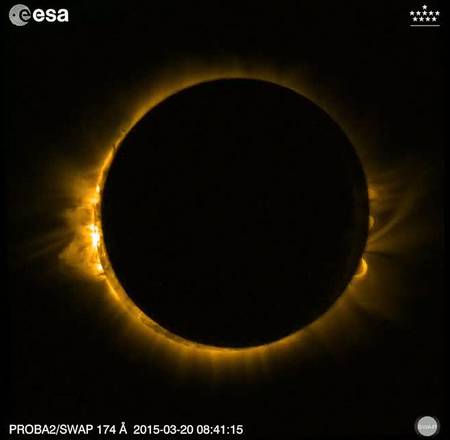 L'eclissi dallo spazio epa04671249 A handout picture from a screenshot of a video made available by the European Space Agency (ESA) on 20 March 2015 shows the total solar eclipse from a fascinating perspective: the small satellite Proba-2 records the event.  A Partial Solar Eclipse is seen in Europe, northern and eastern Asia and northern and western Africa, 20 March 2015. The eclipse starts at 07:41 UTC and ends at 11:50 UTC.  EPA/ESA / HANDOUT  HANDOUT EDITORIAL USE ONLY/NO SALES