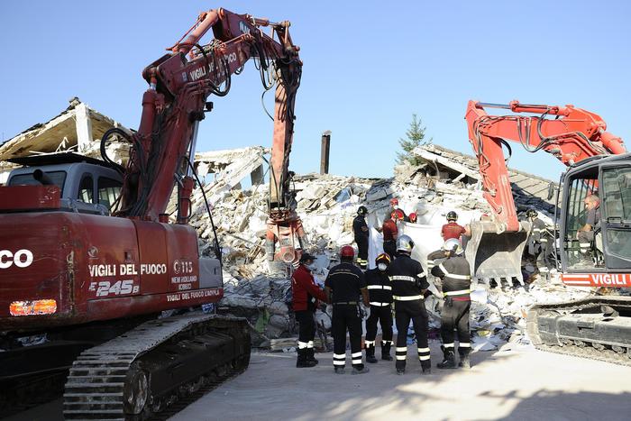 Le operazioni di recupero dei corpi dalle macerie, Amatrice, 26 Agosto 2016. ANSA/FLAVIO LO SCALZO