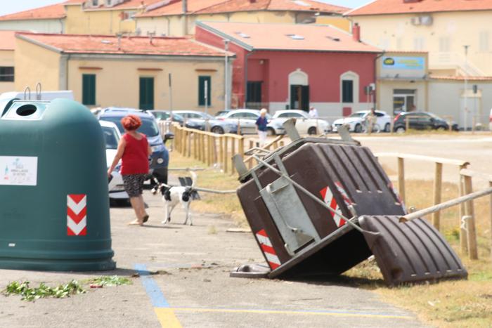 I danni provocati dal passaggio di due trombe d'aria a Marina di Pisa, il 5 agosto 2016. ANSA/ STRINGER