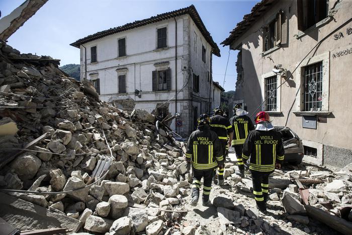 Vigili del Fuoco a lavoro tra le macerie ad Arquata, il giorno dopo il terremoto, Rieti 25 agosto 2016.       ANSA/ANGELO CARCONI Firemen at work among the wreckages of the houses in Arquata hitted yesterday by an earthquake of magnitudo 6.0. Rieti, 25 agosto 2016.  ANSA/ANGELO CARCONI