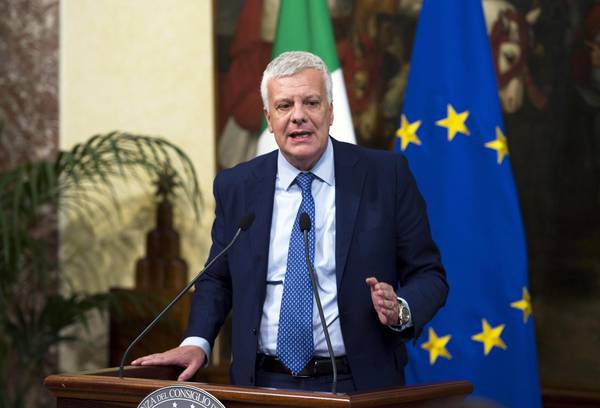 Il ministro dell'Ambiente Gian Luca Galletti, durante la conferenza stampa a Palazzo Chigi sul futuro delle rinnovabili e dell'energia in Italia, Roma, 23 giugno 2016. ANSA/ US PALAZZO CHIGI - TIBERIO BARCHIELLI +++ANSA PROVIDES ACCESS TO THIS HANDOUT PHOTO TO BE USED SOLELY TO ILLUSTRATE NEWS REPORTING OR COMMENTARY ON THE FACTS OR EVENTS DEPICTED IN THIS IMAGE; NO ARCHIVING; NO LICENSING+++