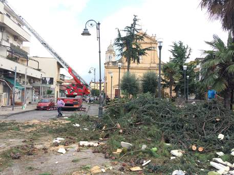 (ANSA) - NAPOLI, 7 OTT - Violenta tromba d'aria in provincia di Napoli. A Frattaminore, secondo quanto è visibile anche in diversi video postati sui social network, il vento ha letteralmente spazzato via pezzi di tetto e pali della luce colpendo auto in sosta. Secondo quanto confermano dal Comune di Frattaminore non risulterebbero persone ferite. (ANSA).