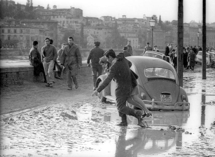 Un'immagine d'archivio dell' alluvione di Firenze del 4 novembre 1966, con le vie della citta' sommerse dalle acque del fiume Arno. ANSA/ ARCHIVIO
