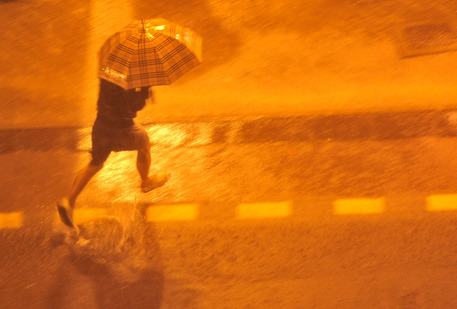 Foto del nubifragio a Genova la scorsa notte.Negozi e supermercati allagati a ponente e levante, cantine e fondi sommersi dall'acqua, sottopassi trasformati in torrenti con auto e persone rimaste bloccate all'interno. E' stata una notte difficile a Genova per il violento nubifragio che ha investito prima il ponente cittadino e poi il centro ed il levante della città. -ANSA/LUCA ZENNARO