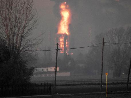 L'incendio della raffineria di Sannazzaro de Burgondi ( PV) visto  da  circa  20 km