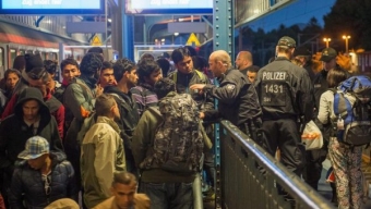 Migranti: Austria blocca treni con l’Ungheria. Budapest, 5 mila nuovi arrivi. Ue, da valutare flessibilità Patto Stabilità