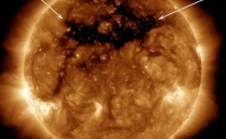 Un gigantesco ‘buco’ nell’atmosfera del Sole, scaglia uno sciame di particelle verso la Terra