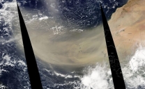 Un’enorme tempesta di sabbia sahariana è penetrata nell’Oceano Atlantico e che promette di attraversarlo fino a raggiungere diversi paesi e stati dall’altra parte dell’oceano.