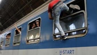 Assalto dei migranti a treno da Budapest, che si ferma al campo profughi