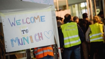 Migranti: Austria e Germania aprono all’ingresso, bus partono dall’Ungheria