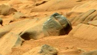 Misteri da Marte: resti di una statua con petroglifi?