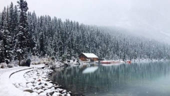 prima nevicata eccezionalmente precoce imbianca il lago Louise di Banff
