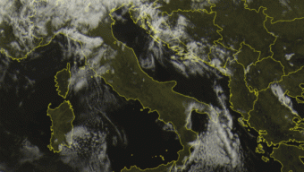 Allerta meteo, violento passaggio temporalesco in arrivo sull’Italia: attenzione a forti nubifragi, grandinate e frequente attività elettrica