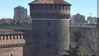 Vento forte a Milano: feriti gravi, danni alla stazione centrale e al Castello Sforzesco, tetti divelti a Segrate e Cesano Boscone